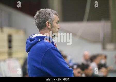 Gijon, Asturies, Espagne. 22nd févr. 2023. Gijon, ESPAGNE: L'entraîneur de Super Amara Bera Bera, Imanol Alvarez pendant le 16th jour de la Ligue Iberdrola 2022-23 entre Motive.co Gijon et Super Amara Bera Bera avec défaite des locaux par 23- 35 sur 22 février 2023, au Pavillon des sports de la Arena à Gijon, Espagne. (Credit image: © Alberto Brevers/Pacific Press via ZUMA Press Wire) USAGE ÉDITORIAL SEULEMENT! Non destiné À un usage commercial ! Banque D'Images