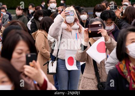 Tokyo, Japon. 23rd févr. 2023. Les adeptes attendent de voir l'empereur du Japon Naruhito apparaître sur le balcon du Palais impérial pour marquer l'anniversaire de l'empereur 63th à Tokyo le jeudi 23 février 2023, à Tokyo. (Credit image: © POOL via ZUMA Press Wire) USAGE ÉDITORIAL SEULEMENT! Non destiné À un usage commercial ! Banque D'Images