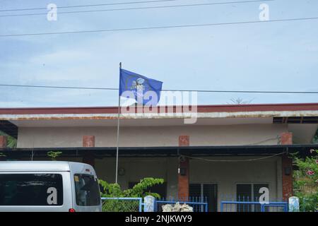 PUERTO PRINCESA (Philippines), le 8 août 2022 – le drapeau Seabee survole le site du projet du bataillon de construction amphibie One pendant le Pacific Partnership 2022. En 17th ans, le Partenariat Pacifique est la plus importante mission multinationale annuelle d'aide humanitaire et de préparation aux secours en cas de catastrophe menée dans l'Indo-Pacifique. Banque D'Images