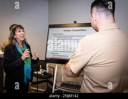 (De gauche à droite) Dr Amy Adler, psychologue de la recherche clinique et scientifique principal avec l'entrée pour la psychiatrie militaire et les neurosciences à l'Institut de recherche de l'Armée Walter Reed (WRAIR), sous-ministre adjoint Brandon L. Taylor, le directeur de la Santé publique du DHA en visite dans la salle de sommeil de l'installation du WRAIR, 8 août 2022. Le Dr Adler parle du centre de recherche en psychiatrie militaire et en neurosciences. Banque D'Images