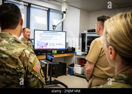 (De gauche à droite) États-Unis Le colonel de l'Armée Jason Bennett, directeur adjoint des maladies infectieuses à l'Institut de recherche de l'Armée Walter Reed (IRRAE), sous-ministre adjoint Brandon L. Taylor, directeur de la Santé publique du DHA, visite les laboratoires de l'installation du RRAIR, à 8 août 2022. Le colonel Bennett présente un point de pouvoir sur le dépôt d'organismes multirésistants et le réseau de surveillance. (ÉTATS-UNIS Photo de l'armée par Tyra Breaux/ sortie) Banque D'Images