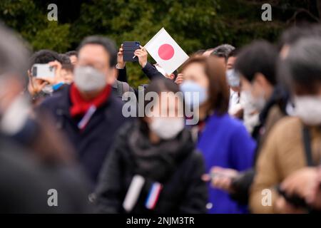 Tokyo, Japon. 23rd févr. 2023. Les adeptes attendent de voir l'empereur du Japon Naruhito apparaître sur le balcon du Palais impérial pour marquer l'anniversaire de l'empereur 63th à Tokyo le jeudi 23 février 2023, à Tokyo. (Credit image: © POOL via ZUMA Press Wire) USAGE ÉDITORIAL SEULEMENT! Non destiné À un usage commercial ! Banque D'Images