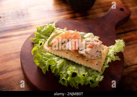 Salade de thon et canape de crevettes. Délicieux en-cas sains et faciles à préparer. Banque D'Images