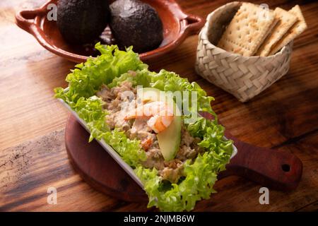 Salade de thon. Plat très populaire dans de nombreux pays, c'est une recette rapide, simple et nutritive, il peut être servi dans un sandwich, avec des biscuits ou comme une com Banque D'Images