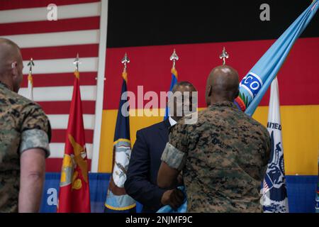 Le secrétaire à la Défense, Lloyd J. Austin III, transmet la ligne directrice aux États-Unis Corps maritime Gen Michael Langley, commandant, États-Unis Africa Command, Kelley Barracks, États-Unis Garnison militaire Stuttgart, Allemagne, 09 août 2022. Le Gén Langley a pris le commandement d'AFRICOM sur les États-Unis Retraite du général Stephen Townsend. (Photo du DoD par le sergent d'état-major de la Force aérienne des États-Unis Julian W. Kemper). Banque D'Images