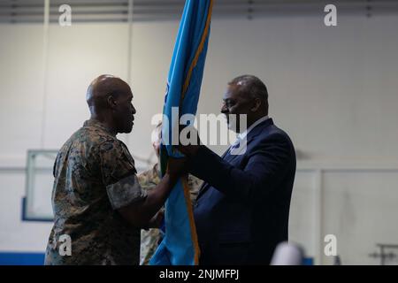 Le secrétaire à la Défense, Lloyd J. Austin III, transmet la ligne directrice aux États-Unis Corps maritime Gen Michael Langley, commandant, États-Unis Africa Command, Kelley Barracks, États-Unis Garnison militaire Stuttgart, Allemagne, 09 août 2022. Le Gén Langley a pris le commandement d'AFRICOM sur les États-Unis Retraite du général Stephen Townsend. (Photo du DoD par le sergent d'état-major de la Force aérienne des États-Unis Julian W. Kemper). Banque D'Images