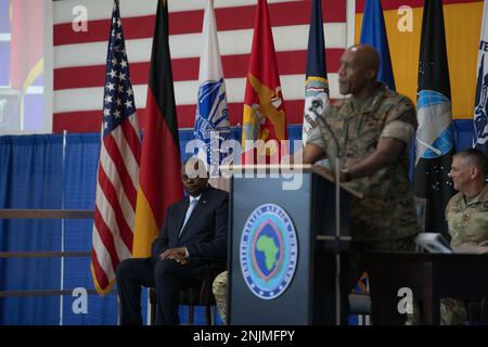 ÉTATS-UNIS Commandant de commandement de l'Afrique, États-Unis Le corps maritime, le gén Michael Langley, prononce des remarques aux États-Unis Cérémonie de passation de commandement en Afrique à la caserne Kelley, aux États-Unis Garnison militaire Stuttgart, Allemagne, 09 août 2022. Le Gén Langley a pris le commandement d'AFRICOM précédé par les États-Unis Le GEN Stephen Townsend (photo du DoD par le Sgt Julian W. Kemper, état-major de la Force aérienne des États-Unis). Banque D'Images