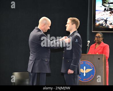 Le Commodore de l'air Robert Adang, commandant du Commandement de l'hélicoptère de défense de la Royal Netherlands Air Force, participe à une cérémonie d'épinglage d'ailes pour les aviateurs de la Royal Netherlands Air Force à fort Rucker, en Alabama, le 9 août 2022. Banque D'Images