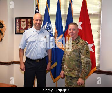 Le Commodore de l'air Robert Adang, commandant, Defense Helicopter Command, Royal Netherlands Air Force, représente une photo avec le général de division Michael C. McCurry, États-Unis Le Centre d'excellence de l'aviation de l'Armée et le commandant de fort Rucker, lors d'une visite sur place au domicile de l'Aviation de l'Armée le 9 août 2022. Banque D'Images