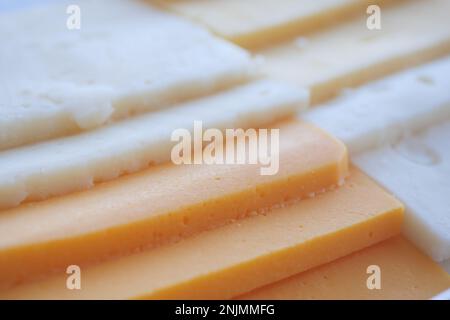 Tranche de fromage mozzarella sur table en bois Banque D'Images
