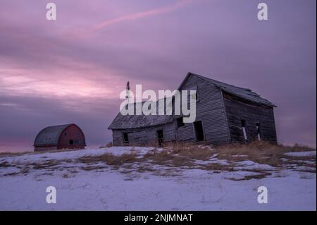 Abandon de la ferme et des bâtiments dans les régions rurales de l'Alberta pendant l'hiver. Banque D'Images