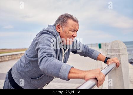 Fitness, promenade et homme faisant un exercice d'étirement avant de courir ou de s'entraîner pour la course. Sport, athlète et coureur masculin senior se réchauffant au corps Banque D'Images