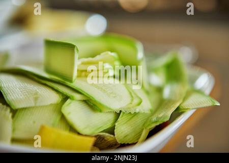 Courgettes en tranches dans un bol en verre de la cuisine. Banque D'Images