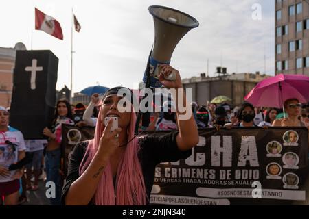 Lima, Pérou. 23rd févr. 2023. Un manifestant chante des slogans à travers un mégaphone pendant la démonstration. Alors que le pays traverse une crise sociale, les attaques transphobes ne cessent pas. À ce jour, au moins sept femmes trans ont été assassinées au Pérou. Les organisations et les collectifs ont appelé à une marche à Lima et dans plusieurs régions afin d'exiger la rapidité des enquêtes et la justice pour les victimes. Crédit : SOPA Images Limited/Alamy Live News Banque D'Images