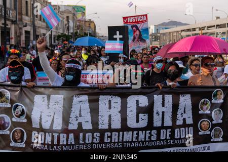 Lima, Pérou. 23rd févr. 2023. Les manifestants tiennent une bannière exprimant leur opinion pendant la manifestation. Alors que le pays traverse une crise sociale, les attaques transphobes ne cessent pas. À ce jour, au moins sept femmes trans ont été assassinées au Pérou. Les organisations et les collectifs ont appelé à une marche à Lima et dans plusieurs régions afin d'exiger la rapidité des enquêtes et la justice pour les victimes. Crédit : SOPA Images Limited/Alamy Live News Banque D'Images