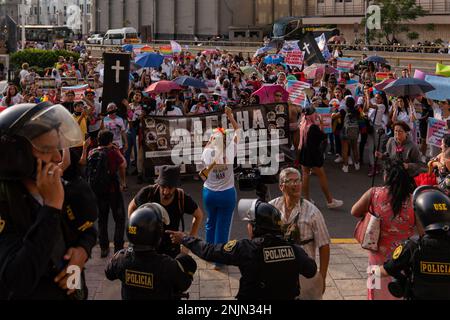 Lima, Pérou. 23rd févr. 2023. Les manifestants se concentrent à l'extérieur du département d'enquête criminelle (DININCRI) pendant la manifestation. Alors que le pays traverse une crise sociale, les attaques transphobes ne cessent pas. À ce jour, au moins sept femmes trans ont été assassinées au Pérou. Les organisations et les collectifs ont appelé à une marche à Lima et dans plusieurs régions afin d'exiger la rapidité des enquêtes et la justice pour les victimes. Crédit : SOPA Images Limited/Alamy Live News Banque D'Images