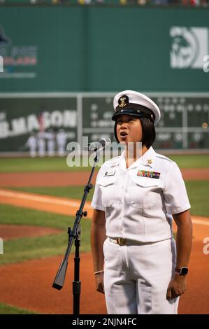 220809-N-DD694-1084 BOSTON (9 août 2022) musicien 1st classe Kristine HSIA, des États-Unis Navy Band, interprète l'hymne national lors d'une cérémonie de prépartie au Fenway Park. La cérémonie comprenait une cérémonie d'enrôlement pour les futurs marins administrés par le chef des opérations navales, l'amiral Mike Gilday, la garde couleur de l'USS Constitution, la restitution de l'hymne national, et un survol par l'escadron de chasseurs de grève (VFA) 106. Banque D'Images