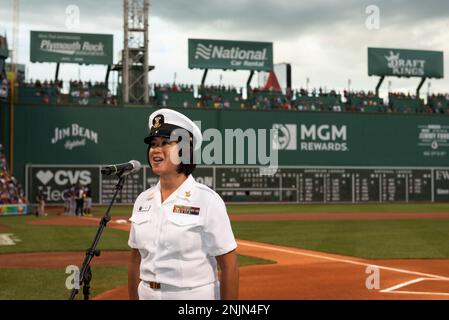 220809-N-DD694-1024 BOSTON (9 août 2022) musicien 1st classe Kristine HSIA, des États-Unis Navy Band, interprète l'hymne national lors d'une cérémonie de prépartie au Fenway Park. La cérémonie comprenait une cérémonie d'enrôlement pour les futurs marins administrés par le chef des opérations navales, l'amiral Mike Gilday, la garde couleur de l'USS Constitution, la restitution de l'hymne national, et un survol par l'escadron de chasseurs de grève (VFA) 106. Banque D'Images