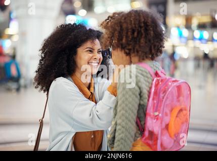 Femme noire, petite fille et bienvenue à l'aéroport avec le visage excité, l'amour ou l'accueil avec des bagages. Famille, mère et fille pour la réunion, embrassez et Banque D'Images