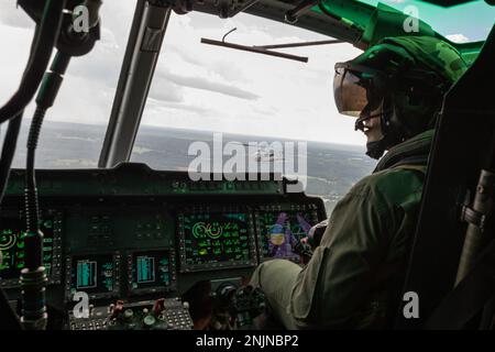 Jordan Boyland, capitaine du corps des Marines des États-Unis, pilote du Marine Light Attack Helicopter Squadron (HMLA) 269, vole un UH-1Y Venom à la Marine corps Air Station New River (Caroline du Nord), le 9 août 2022. HMLA-269 a été formé pour améliorer les compétences en matière de soutien en plein air. HMLA-269 est une unité subordonnée de la 2nd Marine Aircraft Wing, l'élément de combat aérien de la II Marine Expeditionary Force. Banque D'Images