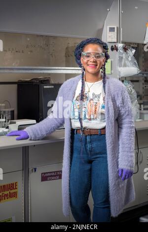 Cleveland, Ohio, États-Unis. 21st févr. 2023. JAMESA STOKES chemin d'être ingénieur à la NASA a commencé sur une route complètement différente. Alors qu'elle aimait et excellait en mathématiques et en sciences, elle était également passionnée par l'art en studio, sa première majeure à l'université. Mais sachant que la science peut aussi être une poursuite créative, elle a opté pour la physique et a entrepris un voyage à la NASA quand elle a atteint l'école de Grad. M. Stokes, qui a obtenu une licence en physique de l'Université d'Auburn et un doctorat en sciences des matériaux et en génie de l'Université d'État de Pennsylvanie, a obtenu une bourse d'études supérieures Banque D'Images