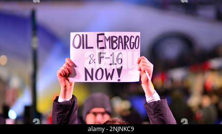 Varsovie, Pologne. 21 février 2023. Manifestation après le discours du président américain à Varsovie. Une femme tient des planches qui lisent: Embargo sur le pétrole et F-16 maintenant! Banque D'Images