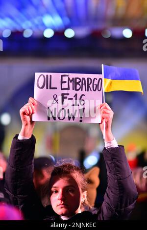 Varsovie, Pologne. 21 février 2023. Manifestation après le discours du président américain à Varsovie. Une femme tient des planches qui lisent: Embargo sur le pétrole et F-16 maintenant! Banque D'Images