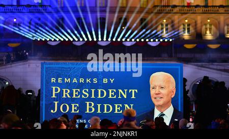 Varsovie, Pologne. 21 février 2023. Cadre de cérémonie lors du discours du président Joe Biden aux jardins du château royal de Varsovie. Banque D'Images