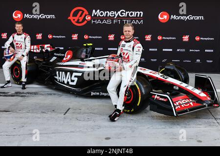 Sakhir, Bahreïn, 23.02.2023. Kevin Magnussen (DEN) Haas VF-23 et Nico Hulkenberg (GER) Haas F1 Team. 23.02.2023. Test de formule 1, Sakhir, Bahreïn, premier jour. Le crédit photo doit être lu : images XPB/Press Association. Banque D'Images