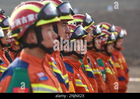 Alxa League, région autonome de la Mongolie intérieure de la Chine. 23rd févr. 2023. Les secouristes se réunissent sur le site d'une mine de charbon effondrée dans la Ligue Alxa, région autonome de la Mongolie intérieure, dans le nord de la Chine, le 23 février 2023. Plus de 900 personnes se sont précipités sur le site pour des opérations de sauvetage après l'effondrement d'une mine à ciel ouvert à Alxa Left Banner vers 1 heures Mercredi, deux morts, six blessés et 53 personnes disparues. Credit: BEI HE/Xinhua/Alay Live News Banque D'Images