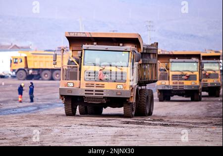 Alxa League, région autonome de la Mongolie intérieure de la Chine. 23rd févr. 2023. Des véhicules de secours travaillent sur le site d'une mine de charbon effondrée dans la Ligue Alxa, région autonome de la Mongolie intérieure, au nord de la Chine, le 23 février 2023. Plus de 900 personnes se sont précipités sur le site pour des opérations de sauvetage après l'effondrement d'une mine à ciel ouvert à Alxa Left Banner vers 1 heures Mercredi, deux morts, six blessés et 53 personnes disparues. Credit: Lian Zhen/Xinhua/Alay Live News Banque D'Images