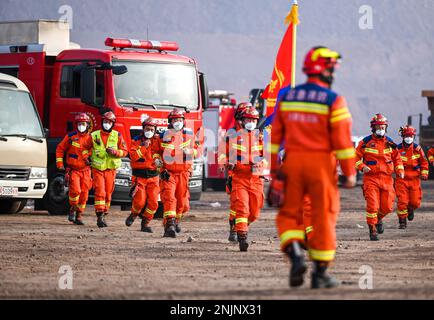 Alxa League, région autonome de la Mongolie intérieure de la Chine. 23rd févr. 2023. Les secouristes se réunissent sur le site d'une mine de charbon effondrée dans la Ligue Alxa, région autonome de la Mongolie intérieure, dans le nord de la Chine, le 23 février 2023. Plus de 900 personnes se sont précipités sur le site pour des opérations de sauvetage après l'effondrement d'une mine à ciel ouvert à Alxa Left Banner vers 1 heures Mercredi, deux morts, six blessés et 53 personnes disparues. Credit: Lian Zhen/Xinhua/Alay Live News Banque D'Images