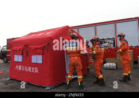 Alxa League, région autonome de la Mongolie intérieure de la Chine. 23rd févr. 2023. Les secouristes se réunissent sur le site d'une mine de charbon effondrée dans la Ligue Alxa, région autonome de la Mongolie intérieure, dans le nord de la Chine, le 23 février 2023. Plus de 900 personnes se sont précipités sur le site pour des opérations de sauvetage après l'effondrement d'une mine à ciel ouvert à Alxa Left Banner vers 1 heures Mercredi, deux morts, six blessés et 53 personnes disparues. Credit: BEI HE/Xinhua/Alay Live News Banque D'Images
