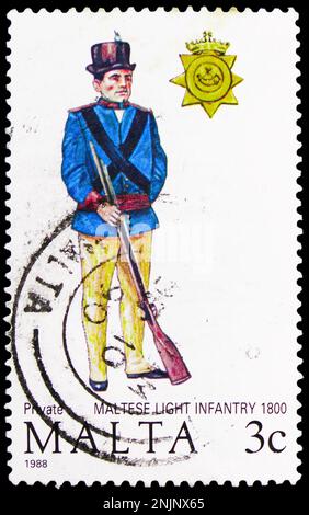 MOSCOU, RUSSIE - 15 FÉVRIER 2023 : timbre-poste imprimé à Malte montre Private, Maltais Light Infantry, 1800, série d'uniformes maltais, vers 1988 Banque D'Images