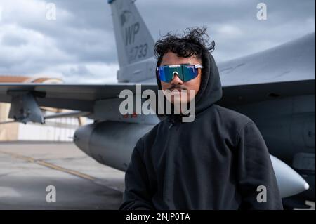 ÉTATS-UNIS Le Sgt. Vincient Llubit, chef de l'équipe d'armement de l'escadron de la génération de chasseurs 35th, pose une photo au cours du DRAPEAU ROUGE Alaska 22-3 à la base aérienne d'Eielson, en Alaska, le 9 août 2022. RF-A est un événement de formation de premier plan pour les unités communes afin de renforcer l'interopérabilité, au cours duquel certains membres du service participent à la tradition de croissance d'une moustache de déploiement afin d'accroître le moral et la camaraderie des membres du service déployés. Banque D'Images