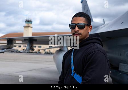 ÉTATS-UNIS Le sergent d'état-major de la Force aérienne Christian Carbonel, chef de l'équipe d'armement du 35th Fighter Generation Squadron, pose une photo au cours du DRAPEAU ROUGE Alaska 22-3 à la base aérienne d'Eielson, en Alaska, le 9 août 2022. RF-A est un événement de formation de premier plan pour les unités communes afin de renforcer l'interopérabilité, au cours duquel certains membres du service participent à la tradition de croissance d'une moustache de déploiement afin d'accroître le moral et la camaraderie des membres du service déployés. Banque D'Images