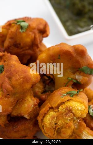 Gobi Pakoda aussi appelé Gobhi Pakora, Pakodi, Fakkura, Bhajiya, Bhajji, Bhaji, Ponako, Bajji sont des collations indiennes à l'heure du thé faites de fleurs de chou-fleur Ma Banque D'Images