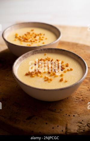 La crème anglaise est un dessert laitier très répandu dans la gastronomie espagnole. C'est une crème faite avec du lait, des jaunes d'œufs, du sucre et des arômes comme la vanille ou le citron Banque D'Images