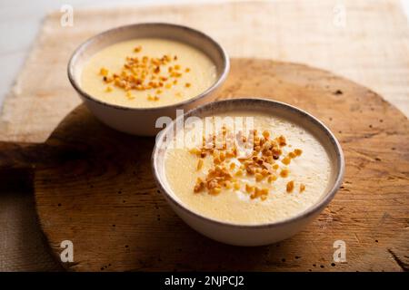 La crème anglaise est un dessert laitier très répandu dans la gastronomie espagnole. C'est une crème faite avec du lait, des jaunes d'œufs, du sucre et des arômes comme la vanille ou le citron Banque D'Images