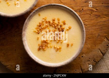 La crème anglaise est un dessert laitier très répandu dans la gastronomie espagnole. C'est une crème faite avec du lait, des jaunes d'œufs, du sucre et des arômes comme la vanille ou le citron Banque D'Images