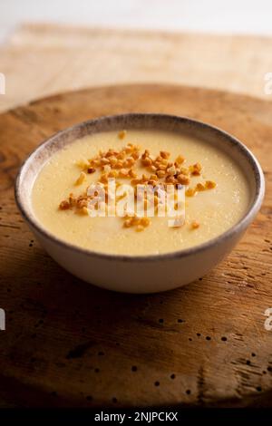 La crème anglaise est un dessert laitier très répandu dans la gastronomie espagnole. C'est une crème faite avec du lait, des jaunes d'œufs, du sucre et des arômes comme la vanille ou le citron Banque D'Images