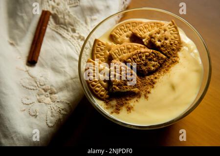 La crème anglaise est un dessert laitier très répandu dans la gastronomie espagnole. C'est une crème faite avec du lait, des jaunes d'œufs, du sucre et des arômes comme la vanille ou le citron Banque D'Images