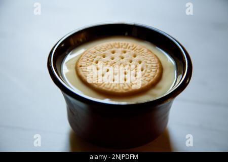 La crème anglaise est un dessert laitier très répandu dans la gastronomie espagnole. C'est une crème faite avec du lait, des jaunes d'œufs, du sucre et des arômes comme la vanille ou le citron Banque D'Images