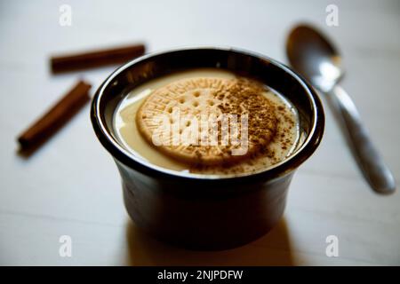 La crème anglaise est un dessert laitier très répandu dans la gastronomie espagnole. C'est une crème faite avec du lait, des jaunes d'œufs, du sucre et des arômes comme la vanille ou le citron Banque D'Images