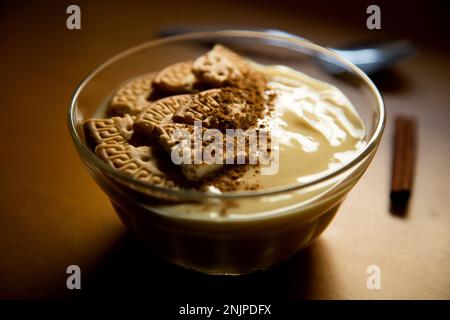 La crème anglaise est un dessert laitier très répandu dans la gastronomie espagnole. C'est une crème faite avec du lait, des jaunes d'œufs, du sucre et des arômes comme la vanille ou le citron Banque D'Images