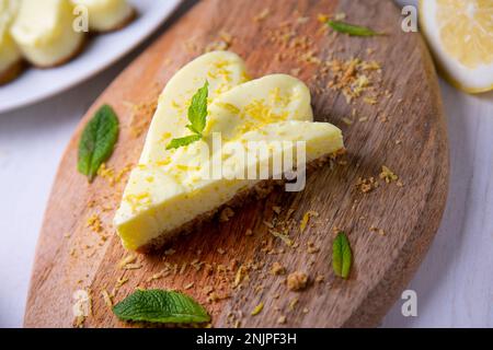 Gâteau au citron et yaourt à base de biscuit. Banque D'Images