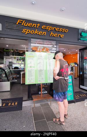 Client regardant le menu à l'extérieur du café Coast Roast sur l'Esplanade, Cairns, Far North Queensland, FNQ, QLD, Australie Banque D'Images