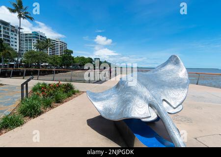 Giant Stingray fait partie de l'artiste indigène Brian Robinson's Citizens Gateway to the Great Barrier Reef, Cairns Esplanade, Far North Queensland, FNQ, Banque D'Images