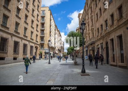 Salamanque / Espagne - 05 12 2021: Vue extérieure de Rua Zamora ou Calle Zamora dans le centre de Salamanque ville, avec des bâtiments et des personnes marchant autour, Banque D'Images