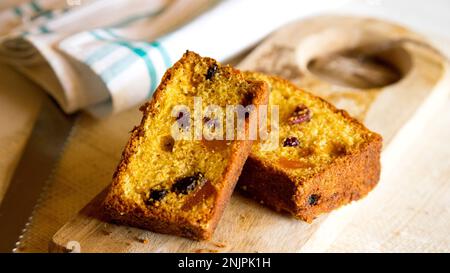 Le gâteau aux fruits est un gâteau fait avec des fruits frais confits ou hachés, des noix et des épices, et éventuellement trempés dans de la liqueur. Banque D'Images